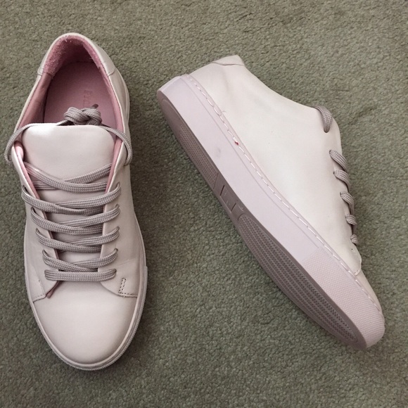 Leather low top sneaker. Size 7. - Picture 2 of 4